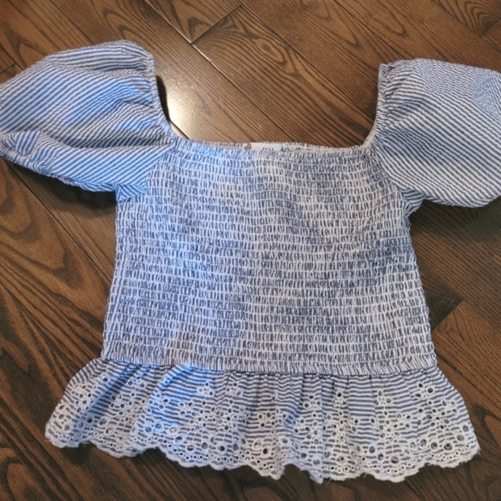 Summer top, square neckline.